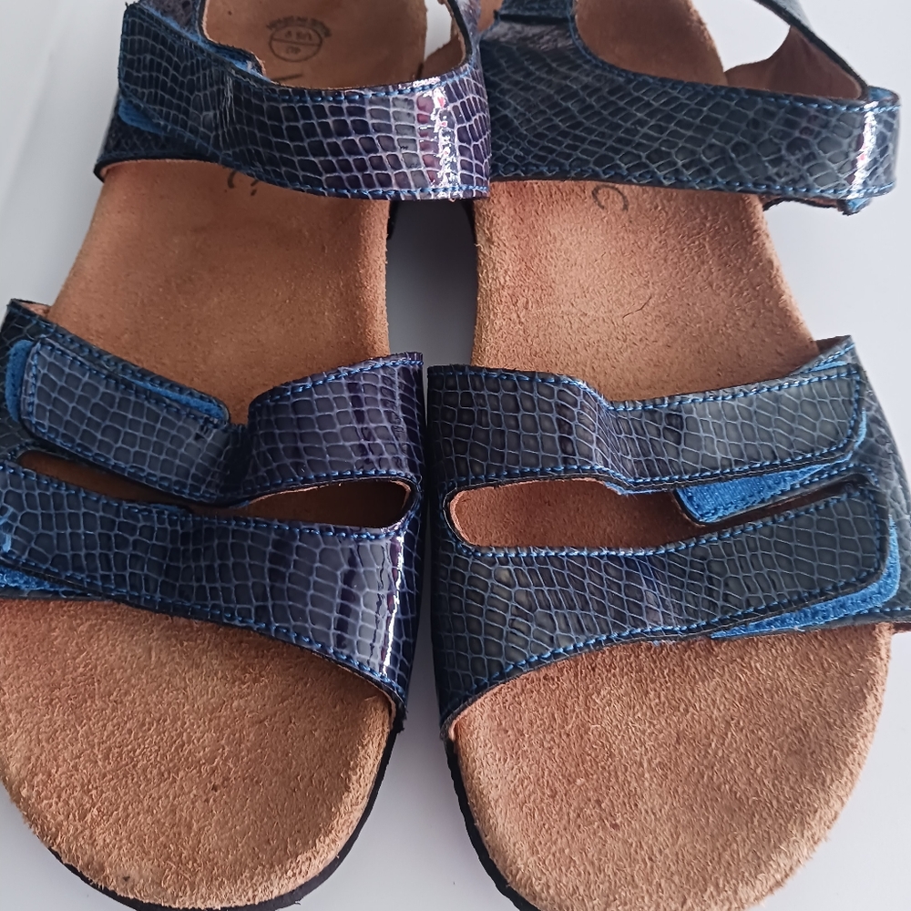 VIONIC Valencia woman's blue faux snake skin strap sandals Size 9